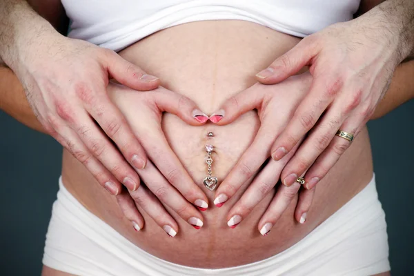 Serce kształtów na brzuchu w ciąży — Zdjęcie stockowe