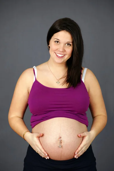 Φιλικό νεαρή έγκυο γυναίκα — Φωτογραφία Αρχείου