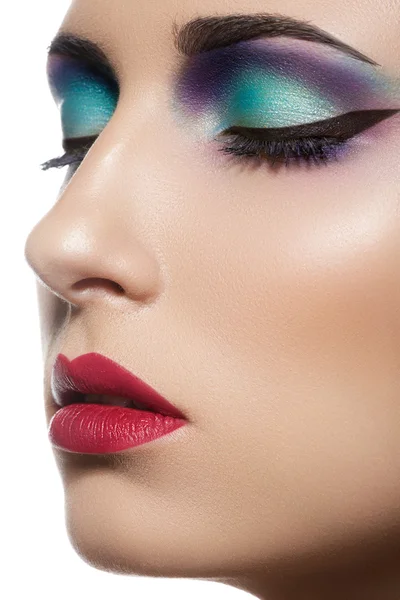 Closeup πορτρέτο ομορφιά του προσώπου ελκυστικό μοντέλο με φωτεινή όψη. πολύχρωμα μάτι μακιγιάζ και οινικής χείλη make-up — Φωτογραφία Αρχείου