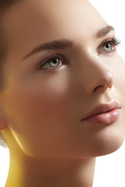 Natuurlijke schoonheid close-up portret van mooie jonge vrouw model gezicht met schone huid. Wellness, huidverzorging en natuurlijk make-up — Stockfoto