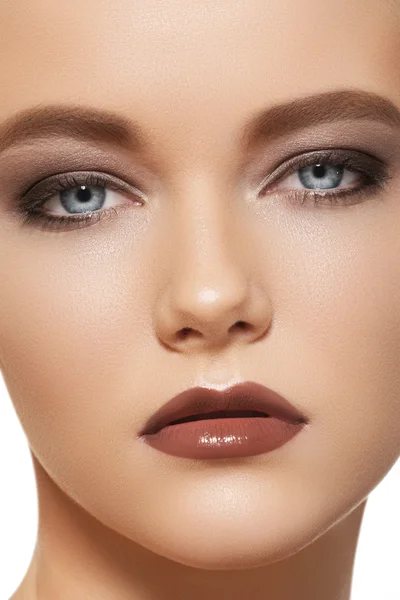Primer plano retrato de hermosa modelo mujer con sexy moda noche maquillaje, marrón brillo labios maquillaje — Foto de Stock