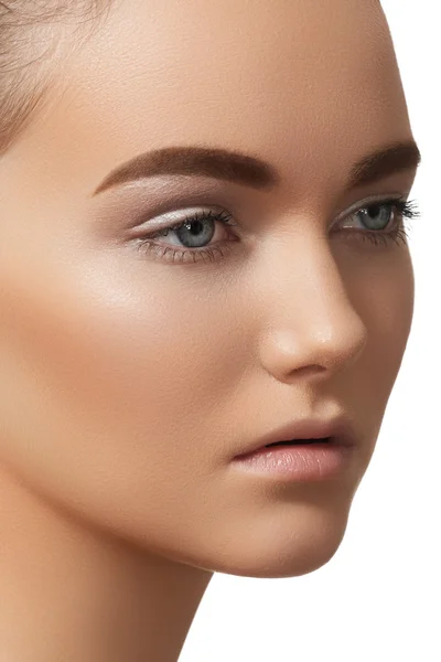 Beleza natural close-up retrato de bela jovem mulher modelo rosto com pele limpa. Bem-estar, cuidados com a pele e, naturalmente, maquiagem — Fotografia de Stock