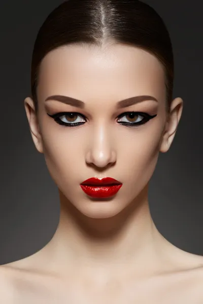 Modello donna sexy con viso trucco labbra rosso brillante, sopracciglia forti e zigomi, trucco eyeliner moda e pelle sana e pulita. Stile glamour serale — Foto Stock