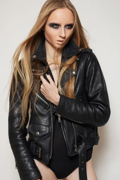 Bellissimo ritratto di donna rock modello in giacca di pelle con trucco scuro da sera. Perfetta street fashion. Accessori personali, vestiti — Foto Stock
