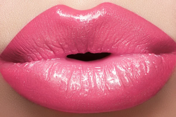 Dulce beso. Sexy maquillaje de labios húmedos rosa. Primer plano de hermosos labios llenos —  Fotos de Stock
