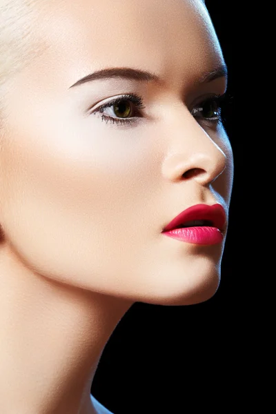 Mode portret van glamour vrouw model met heldere avond make-up, zuiverheid teint. sensuele nacht stijl — Stockfoto
