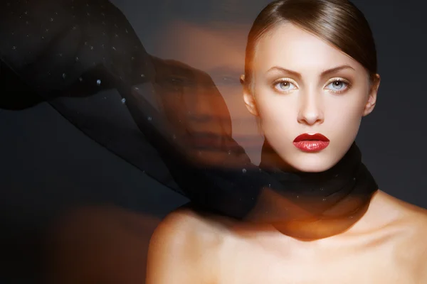 Schönes Modell mit luxuriösem Make-up, sexy Lippen und modischem Schal. Echte Lichteffekte: gemischtes Licht mit langer Belichtung — Stockfoto