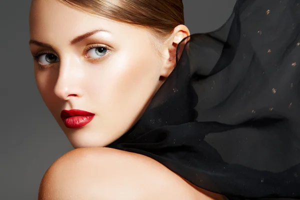 Accesorios de moda. Modelo con maquillaje de labios elegantes — Foto de Stock