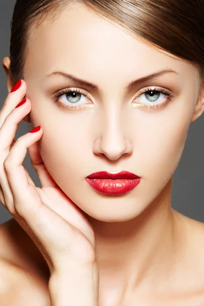 Model van de vrouw van de luxe met glamour make-up — Stockfoto