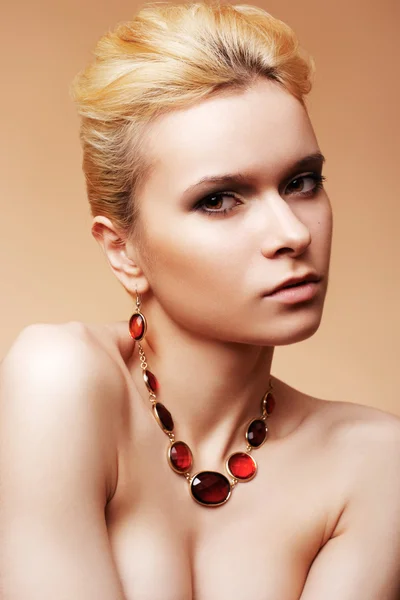 Beleza, moda e acessórios pessoais. Modelo de mulher sexy de luxo com maquiagem bege natural, penteado elegante e jóias chiques — Fotografia de Stock