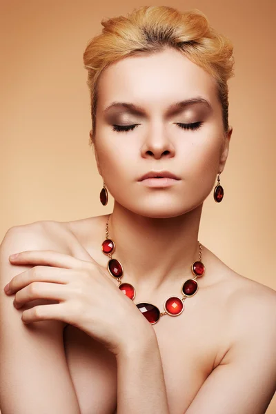 Beauty, fashion and personal accessories. Luxury sexy woman model with natural beige make-up, elegant hairstyle and chic jewelry — Stock Photo, Image