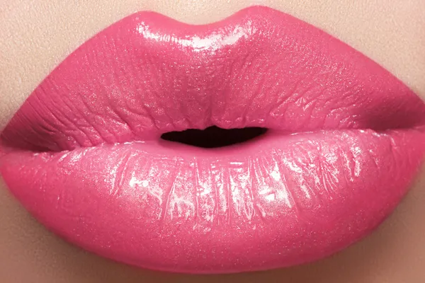 Zoete kus. sexy roze natte lip make-up. Close-up van prachtige volle lippen Stockfoto