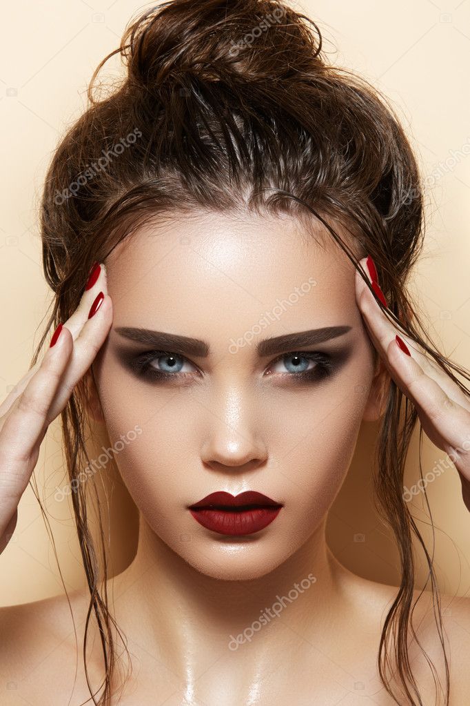 Modelo De Mujer Joven Caliente Con Maquillaje Sexy De Labios Rojos Oscuros Cejas Fuertes Piel