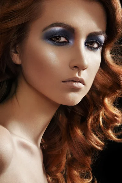 Vackra ansikte ung kvinna med brunett långa lockar hår och mörka mode smink — Stockfoto