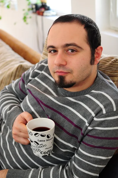 Kahve veya çay ile genç adam — Stok fotoğraf