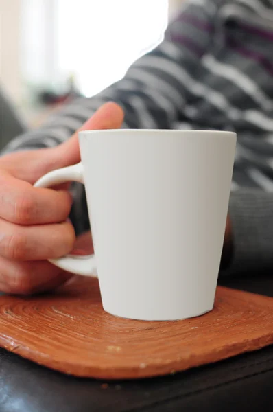 Hand holding mug — Stock Photo, Image