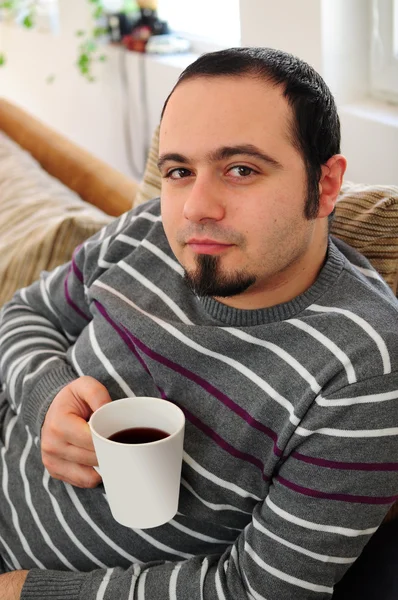 Junger Mann mit Kaffee oder Tee — Stockfoto