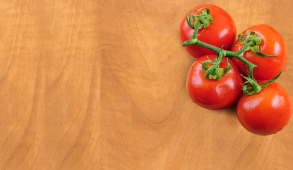 在木板上的分支西红柿 — 图库照片