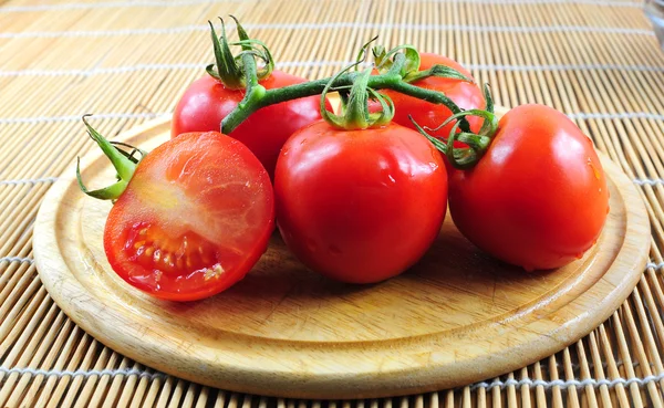 Tomat ranting pada papan kayu — Stok Foto