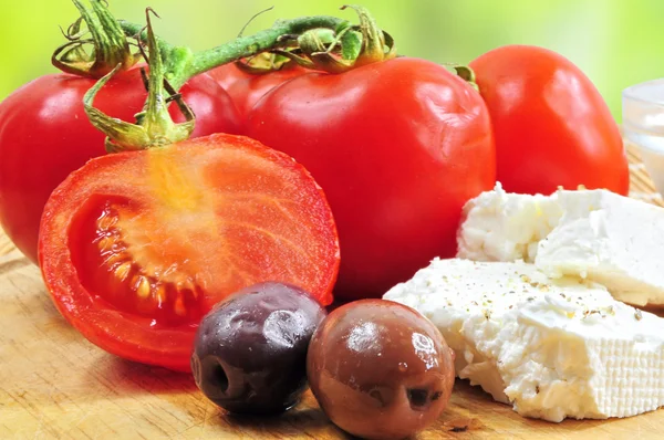 Taze domates, zeytin ve beyaz peynir — Stok fotoğraf