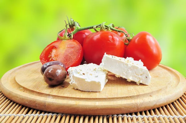 Świeże pomidory, oliwki i ser biały — Zdjęcie stockowe