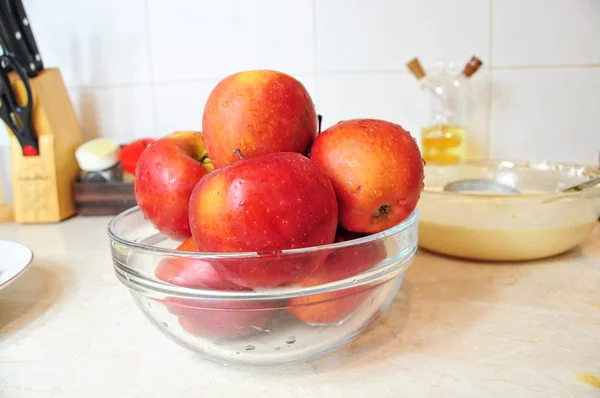 Чаша свежих яблок — стоковое фото