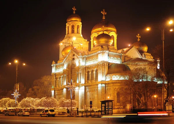 Katedrála Nanebevzetí Panny Marie v varna, Bulharsko v noci — Stock fotografie