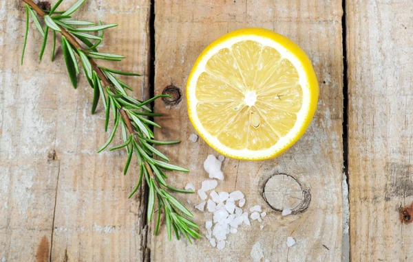 Akdeniz baharat - biberiye, limon, deniz tuzu — Stok fotoğraf