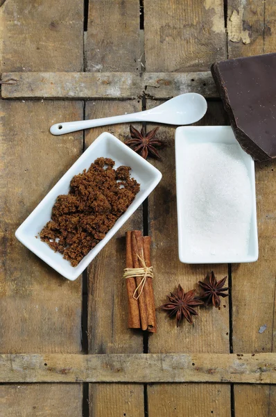 Witte en bruine suiker, chocolade, kaneel en anijs — Stockfoto