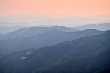 Dağ zirvelerinin panoramik manzarası