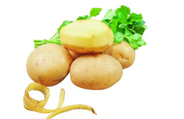 Çiğ patates ve izole patates kabuğu