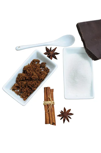 Beyaz ve kahverengi şeker, çikolata, tarçın ve anason, izole — Stok fotoğraf