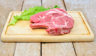 Tahtada çiğ domuz eti