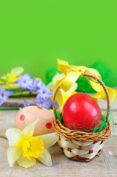 Red easter egg in basket — Stock Photo, Image