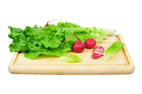Rettich und Salat auf Holzbrett, isoliert — Stockfoto