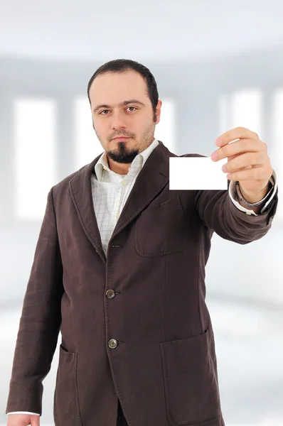 Νεαρός άνδρας που δείχνει λευκή κάρτα — Φωτογραφία Αρχείου