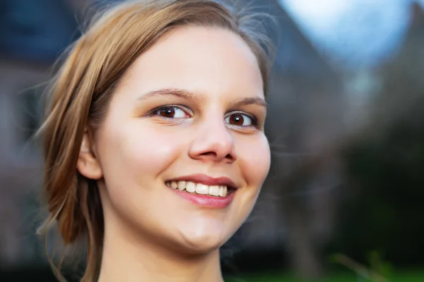 Huvudet porträtt av en ung leende kvinna — Stockfoto