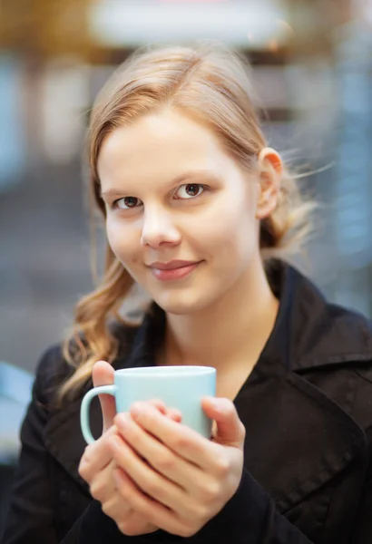 Bella giovane donna con tazza di chocomilk — Foto Stock