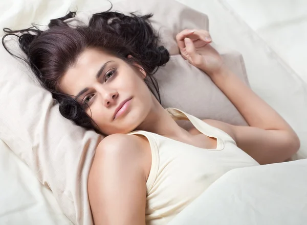 Pretty young woman in bed — Stock Photo, Image