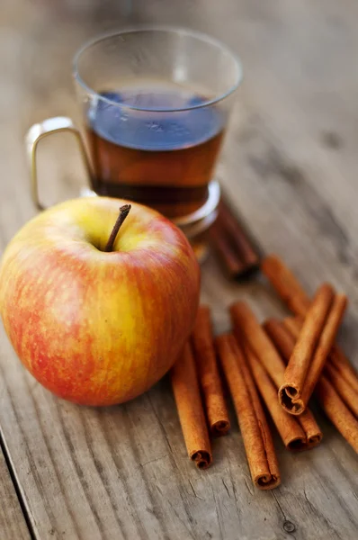 Kanel, äpple och te — Stockfoto