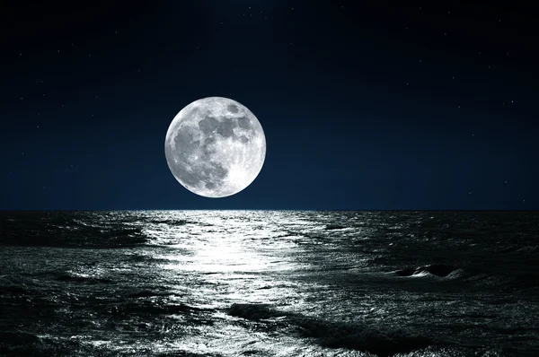 Lua sobre a água — Fotografia de Stock
