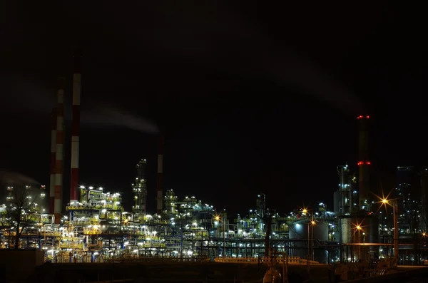 Raffinaderij in nacht — Stockfoto