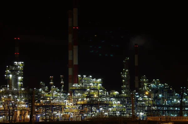 Raffinaderij in nacht — Stockfoto