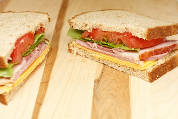Sanduíche de presunto e queijo com alface e tomate — Fotografia de Stock