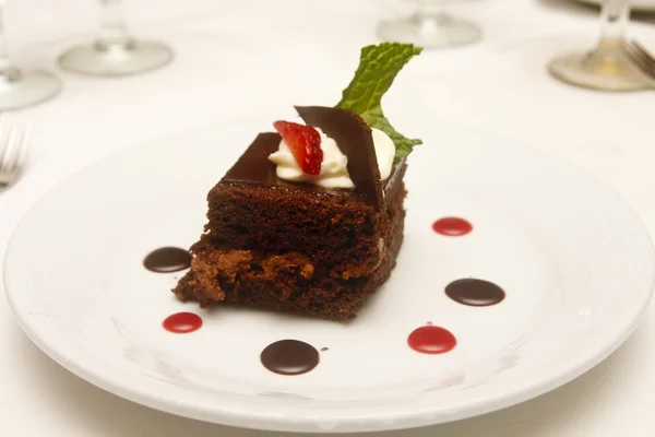 Chocolade Brownie op bord — Stockfoto