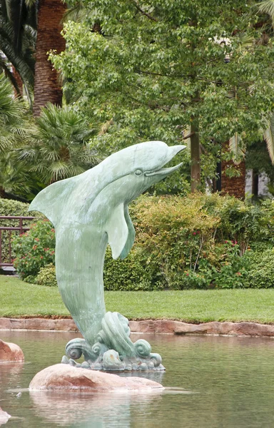 Dophin fontána v tropický bazén — Stock fotografie