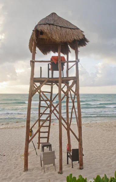 Tall Lifeguard Stand on Morning Beach — Stock Photo, Image