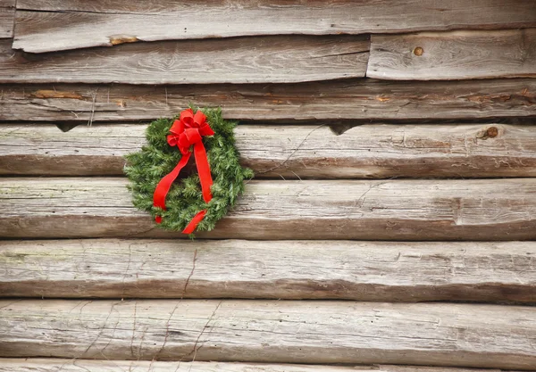 Χριστούγεννα στεφάνι σε ένα παλιό ξύλινο τοίχο bw — Φωτογραφία Αρχείου