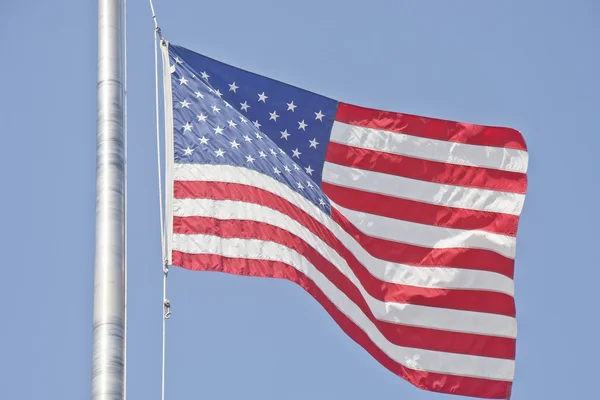 Bandera americana en la cuerda del asta de la bandera —  Fotos de Stock
