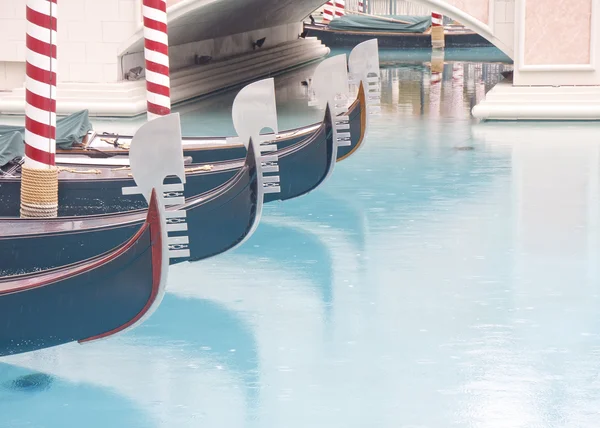 Framsidan av gondoler i kanalen — Stockfoto